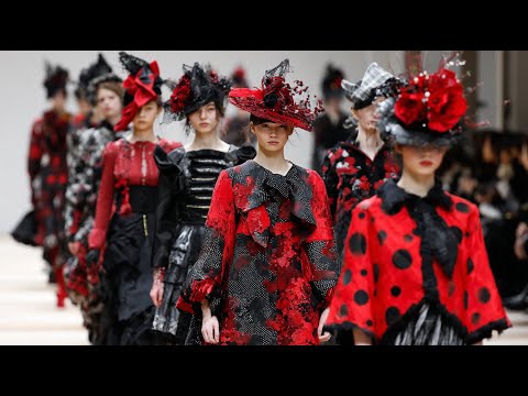 Видео: Comme des Garçons вдохновлен авангардным видением коллекции осень/зима 2026 на Неделе моды в Париже