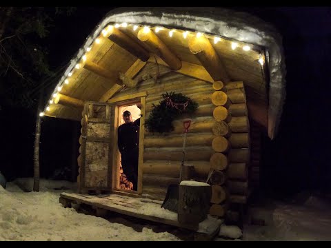 Видео: -25 На улице, тепло и уютно в бревенчатом домике, не подключенном к электросети