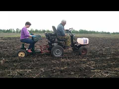 Видео: Посадка картофеля минитрактором