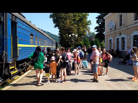 Видео: Потяг Полтава-Ворохта прибуває у Яремче 12 липня 2021 р.