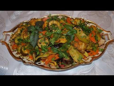 Видео: КУРИЦА МАРИНОВАННАЯ запеченная с БАКЛАЖАНАМИ И ОВОЩАМИ Сочно и вкусно!