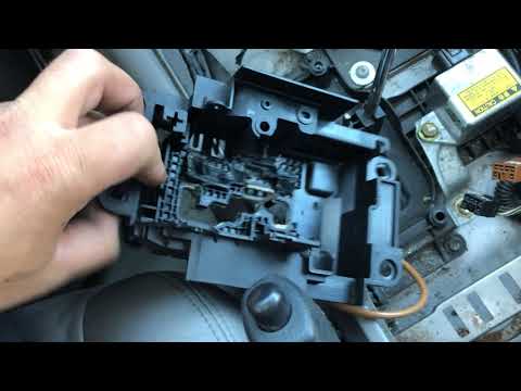 Видео: Снятие консоли АКПП Toyota Land Cruiser 100