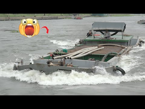 Видео: Мощная баржа преодолевает сильное течение у ворот плотины.