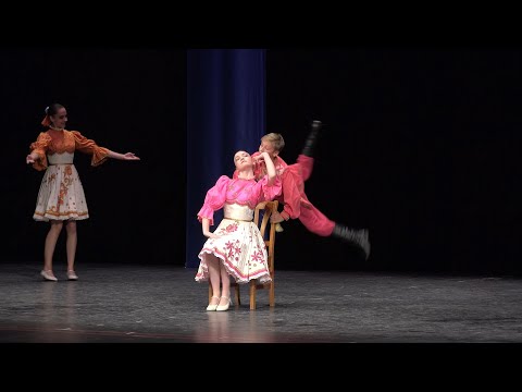 Видео: Танец-игра "Ремешок", ансамбль "Школьные годы".  Dance-game "Strap", ensemble "School Years".