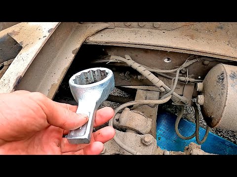 Видео: КАК ОТКРУТИТЬ ВЕРХНЮЮ РЕАКТИВНУЮ ТЯГУ СРЕДНЕГО МОСТА. КАМАЗ