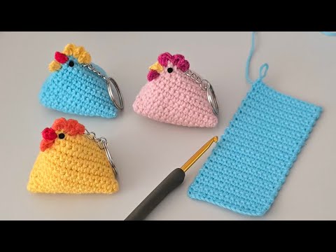Видео: Маленький вязаный крючком брелок с курицей, который можно продать💰 | Простой урок по амигуруми🐔