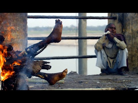 Видео: Өлікті өртеп суға лақтыратын Үндістер. Ганг өзені. Варанаси