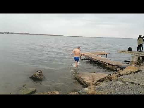 Видео: Традиционное купание утром