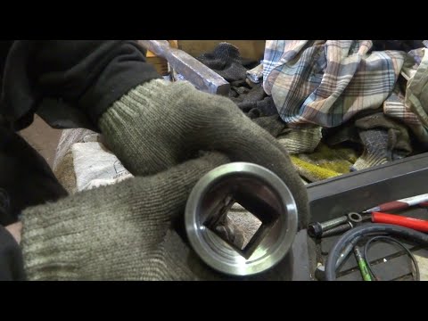 Видео: Как сделать длинное квадратное отверстие в круглой детали