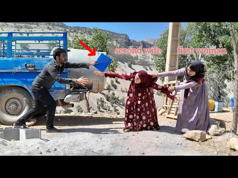 Видео: Возвращение мужа после истории развода: напряжение между первой женой и второй женой