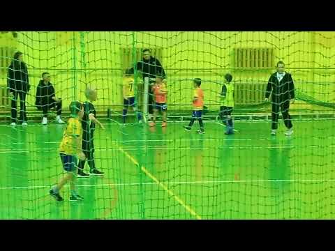 Видео: Адель играет в футбол. Забил гол 