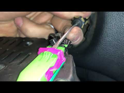 Видео: Как снять щиток приборов на автомобиле Skoda Fabia