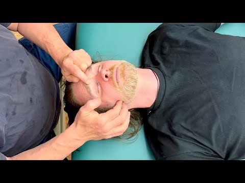 Видео: Массаж лица и головы Рейнора, начало сеанса всего тела – Брэндон массирует Кертис, Сент-Луис, 2024.