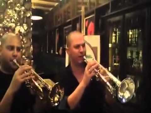 Видео: Весело посрещане на Новата Година с Духовата Музика на Гъмзата!