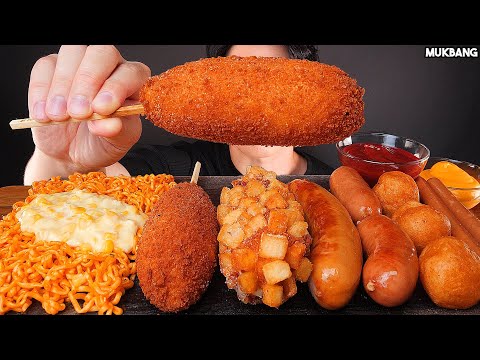 Видео: острая лапша с кукурузным сыром и колбасой CORN DOG & SAUSAGE & FIRE NOODLE EATING ASMR MUKBANG