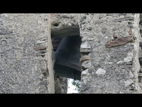 Видео: Панорамный поход по лесу в Ронко с колокольным звоном [4K]