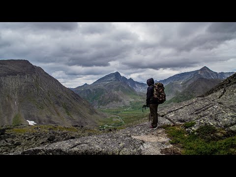 Видео: ПРИПОЛЯРНЫЙ УРАЛ #2. Восхождение по ЛЕДНИКУ и КУРУМНИКУ к самым облаками. Мы на самой ВЕРШИНЕ УРАЛА