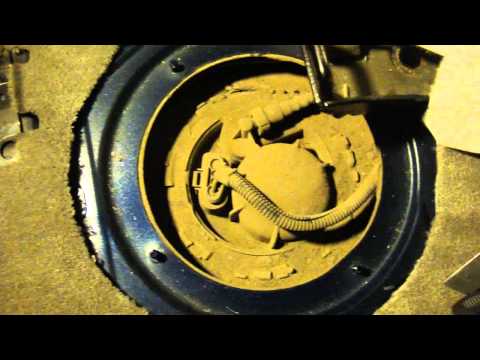 Видео: Замена топливного фильтра Volkswagen Touareg I