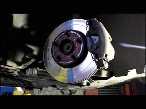 Видео: Замена передних тормозных дисков и колодок на Ford Focus II 1,6 Форд Фокус 2009 года