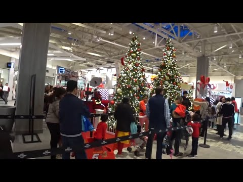 Видео: Ночь перед Рождеством в Great Mall близ Сан Хосе, Калифорния