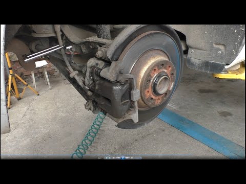 Видео: Переборка задних суппортов на АУДИ А6 2008 AUDI A6 2,0 BPJ