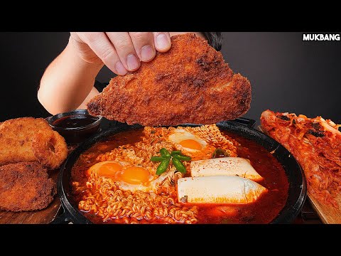 Видео: острая лапша и жареные клецки SPICY NOODLE 🍜 RAMYUN FRIED DUMPLING KIMCHI EATING ASMR MUKBANG