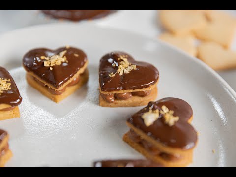 Видео: Маслени кокосови сладки сърца | Кралицата на шоколада | 24Kitchen Bulgaria