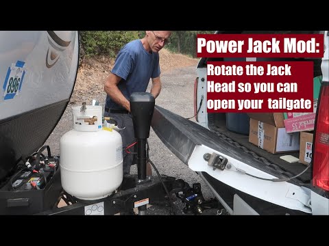 Видео: Поворачиваю головку домкрата, чтобы можно было воспользоваться задней дверью.