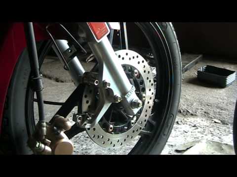 Видео: Как заменить передние колодки на YAMAHA YBR 125