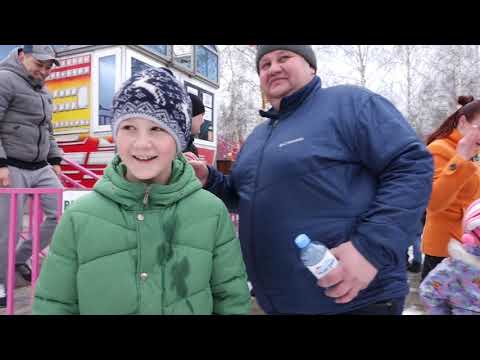Видео: 01452 МАСЛЕНИЦА В ПАРКЕ АТТРАКЦИОН ЦЕНТРИФУГА ВЕРТИКАЛЬНАЯ КУЛАЧНЫЕ БОИ ДЕВОЧЕК НА ПАРОВОЗИКЕ and Th