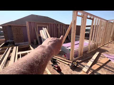 Видео: Постройка и подъём двухэтажной стены каркасного дома/ Framing & erecting two-storey wall safely.