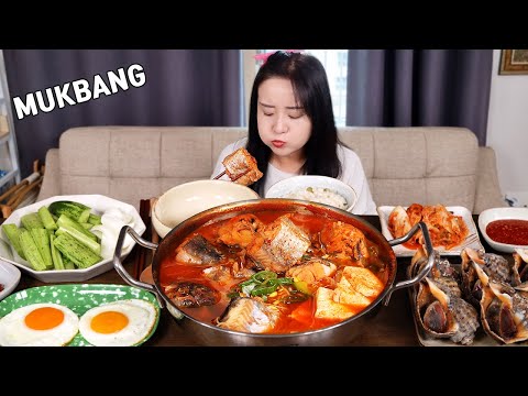 Видео: МУКБАНГ :) острое тушеное мясо из минтая действительно вкусное. (Dongtae-jjigae)
