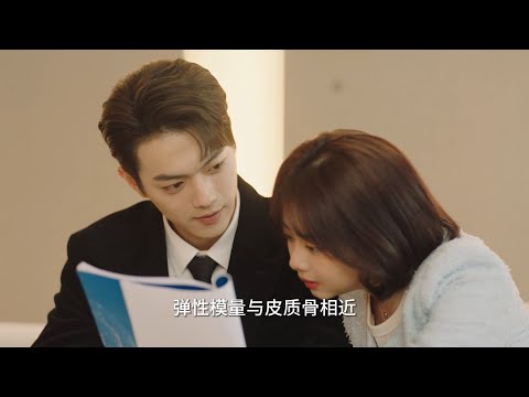 Видео: Генеральный директор флиртовал и обманом привлек Золушку к себе в объятия и посмотрел прямо на нее!