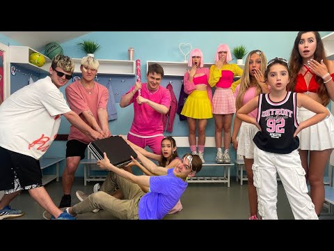 Видео: ГУБЕЩИЯТ СТАНА МИЛИОНЕР 🤯 Неудобни ситуации в училище / KiKiDo Campus Bulgarian