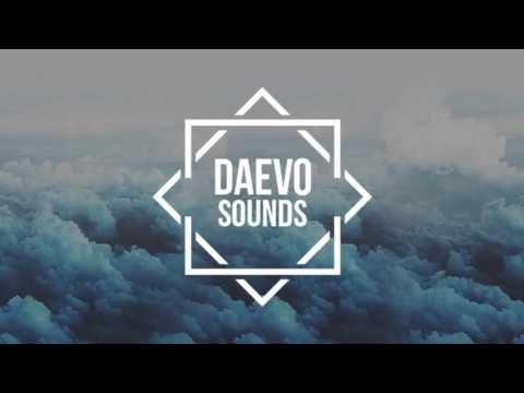 Видео: Она идёт по тротуарам