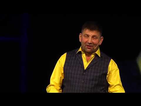 Видео: Раиль Садриев читает стихотворение Нияза Акмала.