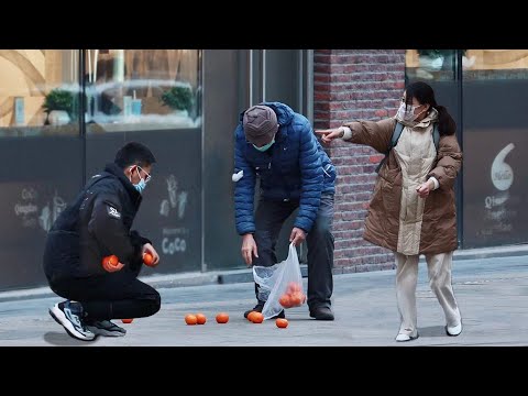 Видео: Когда вы видите как у бедного старика крадут апельсины, как вы поступите?