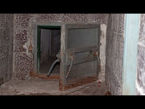 Видео: ЧТО ЭТО ЗА ЖУТКИЙ ВХОД? Я НАШЕЛ БУНКЕР?