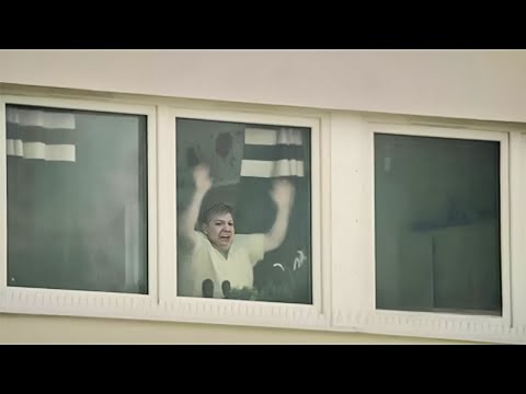 Видео: Правительство заманило людей в ловушку в квартирах без еды электричества и всего для жизни