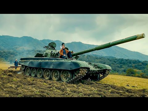 Видео: В 1990 казах и русский угоняют советский танк, чтобы бить неонацистов в Германии