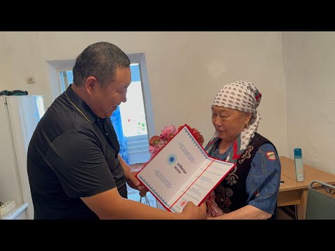 Видео: Мугалимди сыйлоонун үлгүсүн көрсөткөн окуучуга алкыш 👍