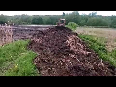 Видео: Толкаю грунт на тракторе Волгарь Дт-175с на дамбу. Разширение дамбы. Часть 6