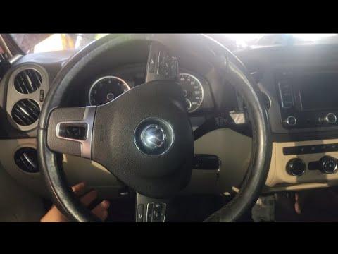 Видео: Как снять руль и подушку безопасности Volkswagen Tiguan (Фольксваген Тигуан) замена шлейфа