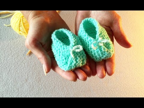 Видео: Простые пинетки на двух спицах.