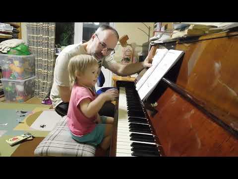 Видео: Радослава Лемешкина, 1 год 9 месяцев. Домашняя работа с папой.