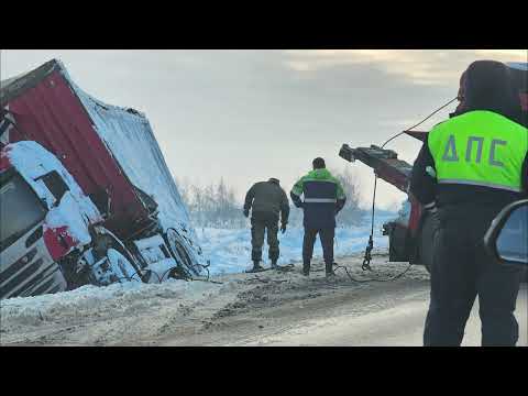 Видео: Фура  съехала с дороги на обочину, без пострадавших.