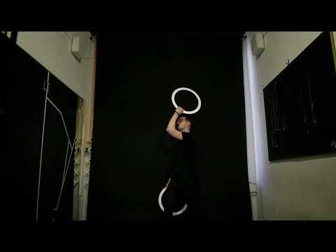 Видео: Жонглирование кольцами. Занятие 7. Проворот вокруг пальцев. Павел Горский.