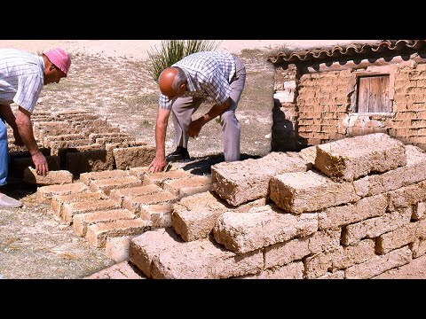 Видео: Стены из земли, воды и соломы вручную, чтобы построить таунхаус с использованием древних технологий.