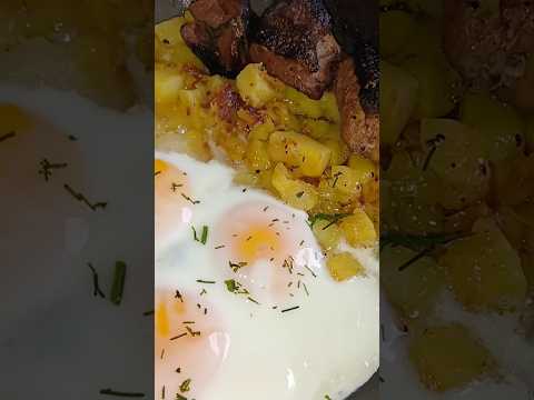 Видео: яичница с жареной картошкой