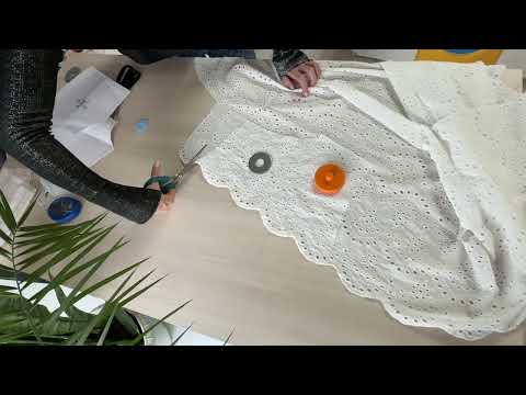 Видео: Как кроить ткань прошву (шитье).